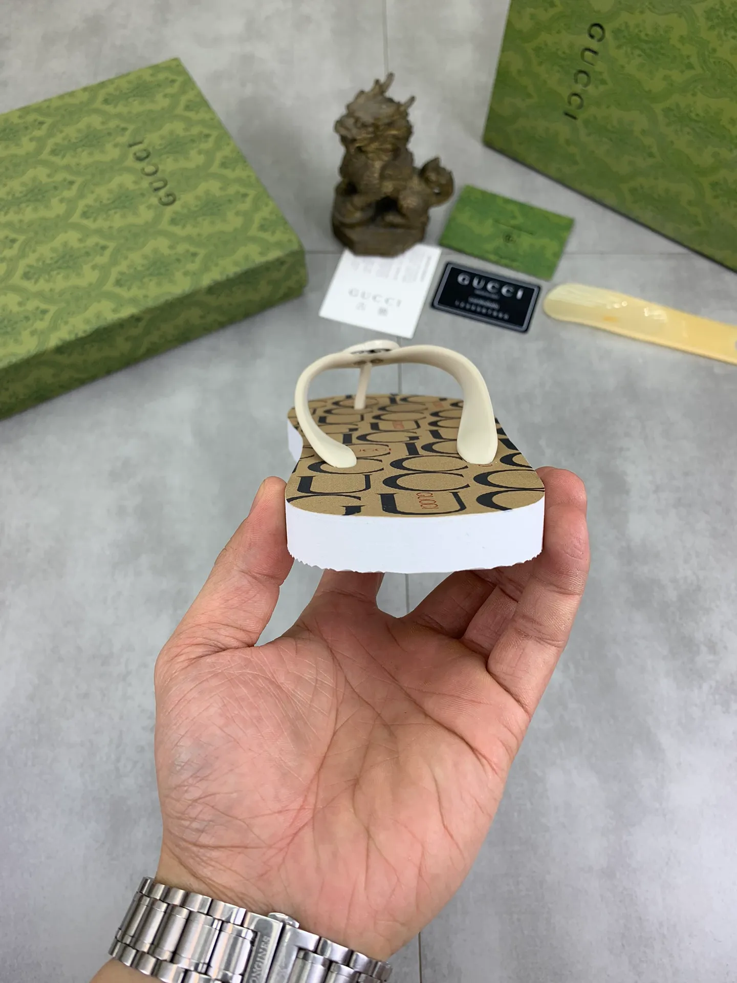Men's men's shoes 💰P220💰【New style】🆘【GUCCI】Official website's popular Gucci adult couple 🧑‍🤝‍🧑 style, children's flip-flops are on sale at the counter simultaneously! Original fabric imported from Italy. Original bottom provided by the original factory. Size: Adult 36-45. Children’s size: 30-37. Multiple colors available.